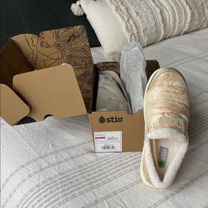 NIB *Brand New* Stio Cream and White Slippers